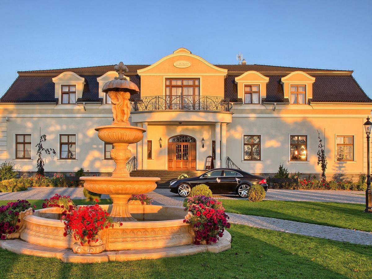 Dworek Komorno Exterior photo